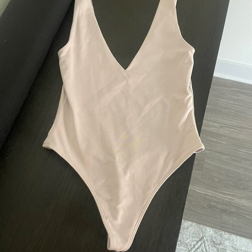 NWOT Babaton Contour V-Neck Bodysuit